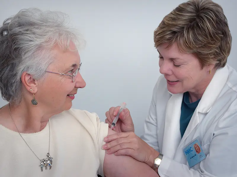 Gripe y COVID-19, vacunas para los mayores y los no tanto