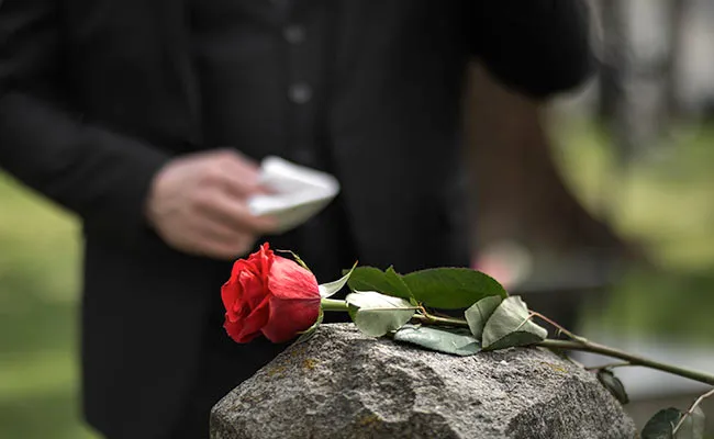 ¿Morirse es un problema? No uno, sino dos